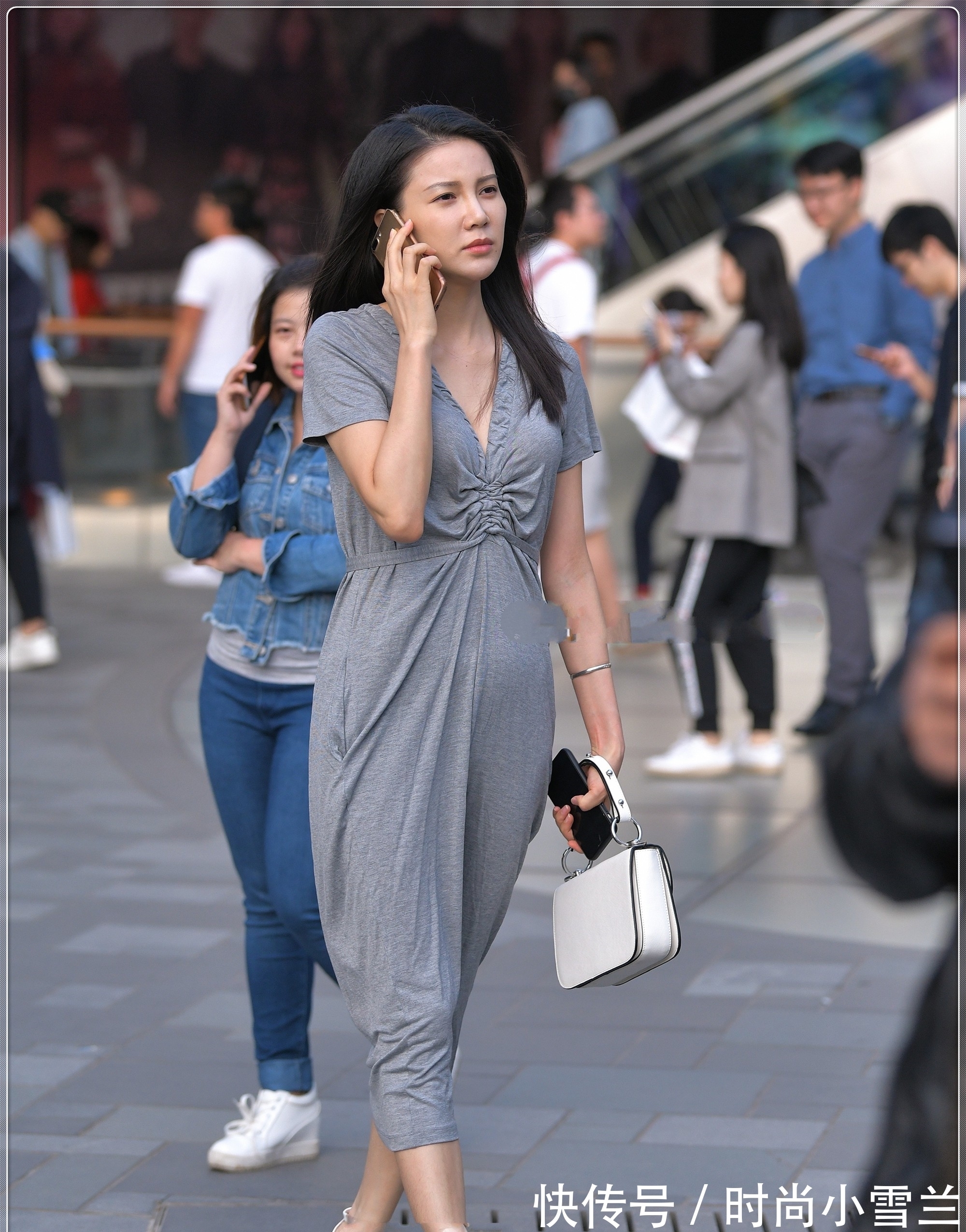 莫代尔面料 灰色莫代尔长裙搭配透明凉鞋，贴身舒适，质感十足