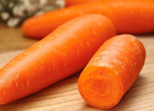 秋天|秋天买胡萝卜，选带泥的还是干净的？区别挺大，买错营养差不好吃