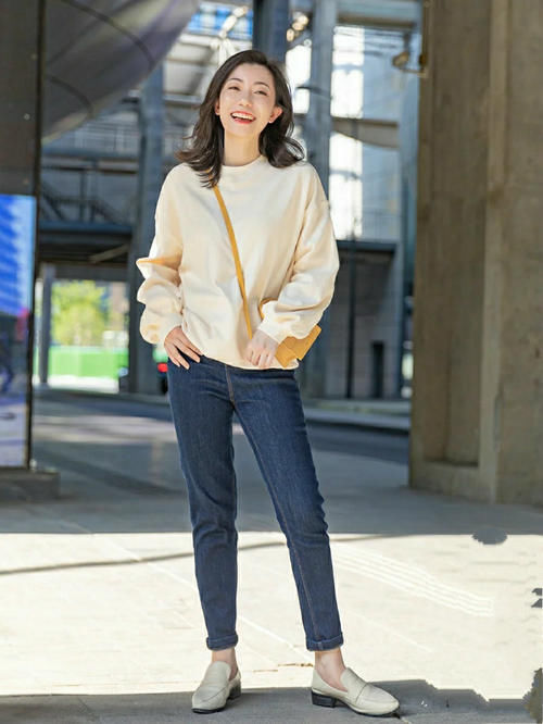 卫衣怎么穿好看？重点在下装搭配上，土肥圆和女神在你一念之间