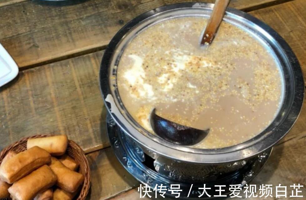 腾格尔家的早餐也太硬核了，一人一根羊腿直接啃，不愧是大户人家