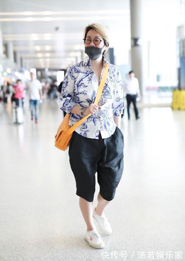 西裤|57岁的毛阿敏依然时髦,短发中性风干练十足,不对称西裤是亮点