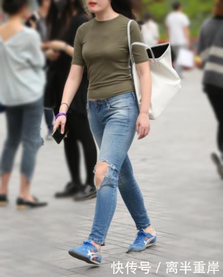 简约牛仔裤+魅力裹胸上衣,精神饱满,彰显夏日清爽气息