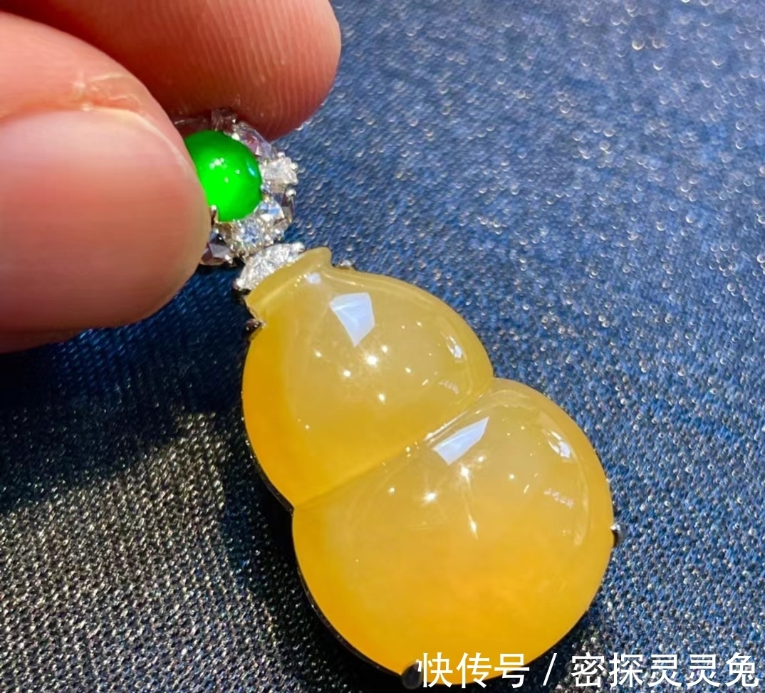 手镯#它自带高贵被称为“金翡翠”,如阳光般的温暖,给人庄重典雅之感