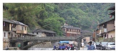 塔下村还留有原始居民，是个太极形状的村庄，居住的都是土楼