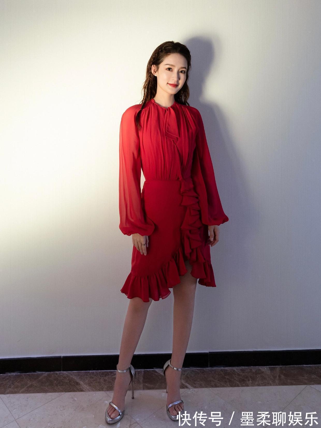 女人味|李沁身材和气质真绝了!穿大红色透视连衣裙亮相,漫画腿真吸睛