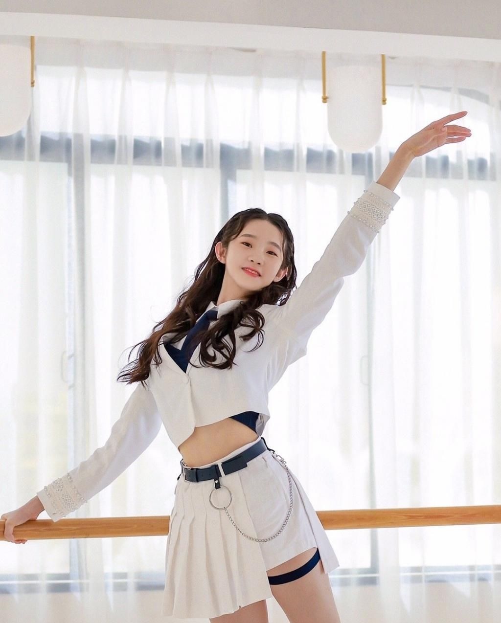 张艺凡再现空中一字马，表演后身体僵硬被两人搀扶，敬业态度让人心疼