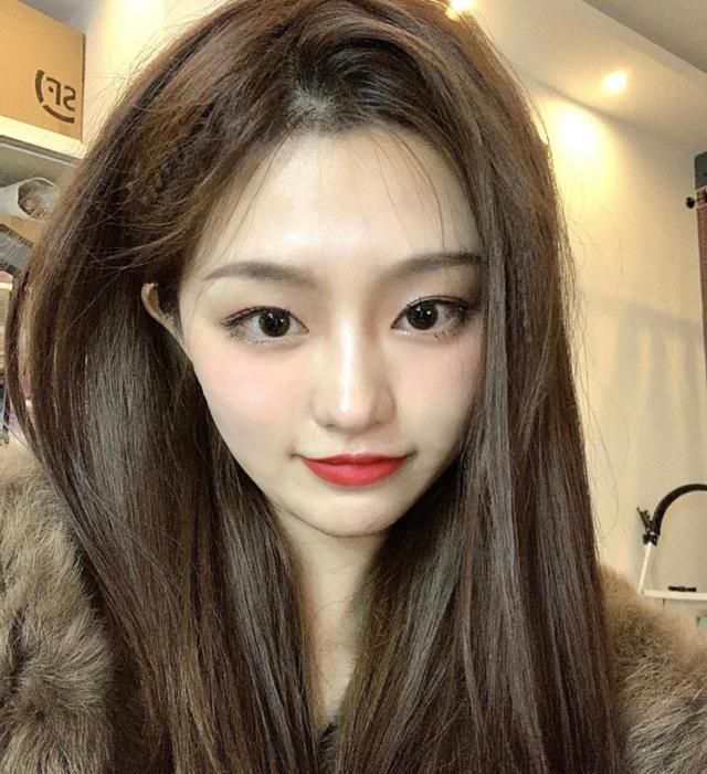 脸型|30岁女人适合“剪刘海”还是“中分”,主要看这4个地方,别选错