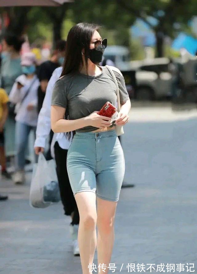 露背上衣 牛仔短裤穿出别样韵味,灰色露背上衣独特个性,这样穿更时髦!