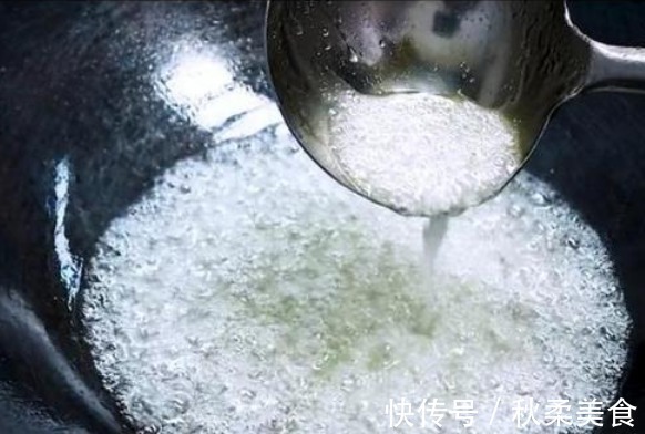炒糖色时，冰糖先下锅就错了，大厨教你做法，红润鲜亮，不糊不苦