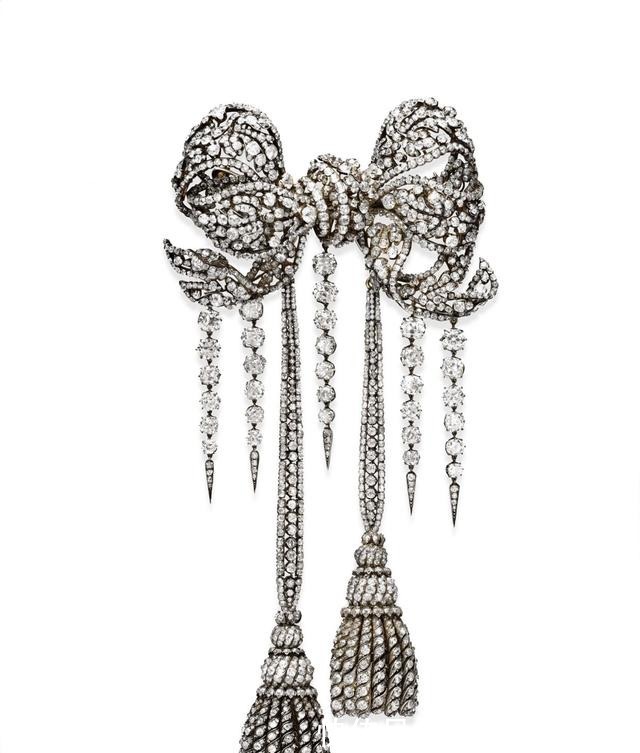 玛格丽塔 王室珠宝听说,钻石蝴蝶结胸针和珍珠更配哦