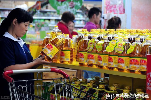 买食用油时,只要油桶上有这些字,不管啥牌子,都是优质好油