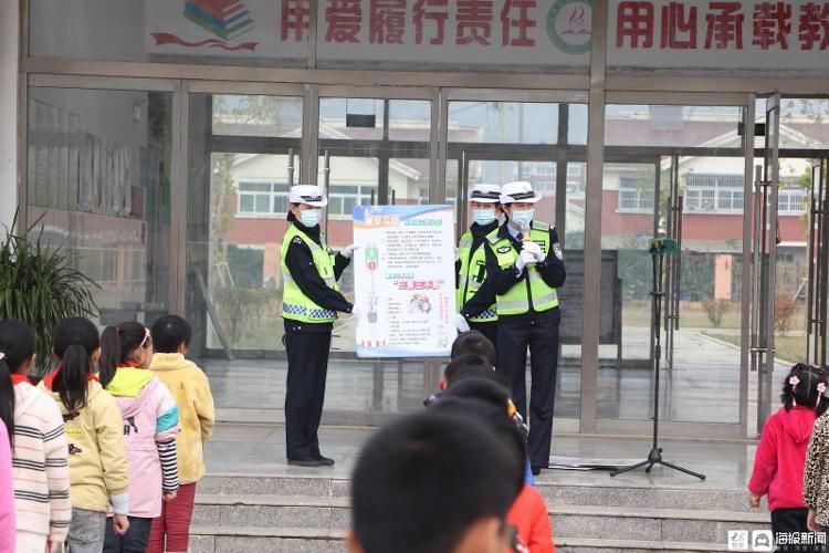 学生们|山亭交警走进东江湖小学开展交通安全宣讲活动