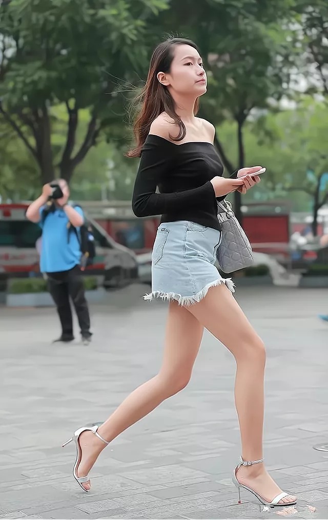 子女生 小个子女生一定要有的短裙穿搭来啦,牛仔短裙配一字肩,显高显瘦