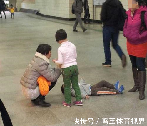 是非对错|李玫瑾教授表示,娃有这些行为要下狠手打,越大越管不了