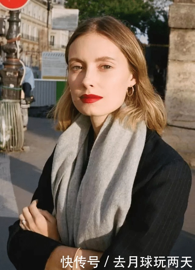 飙升|女人秋冬穿大衣时,建议这样“系围巾”,能让你时髦感飙升