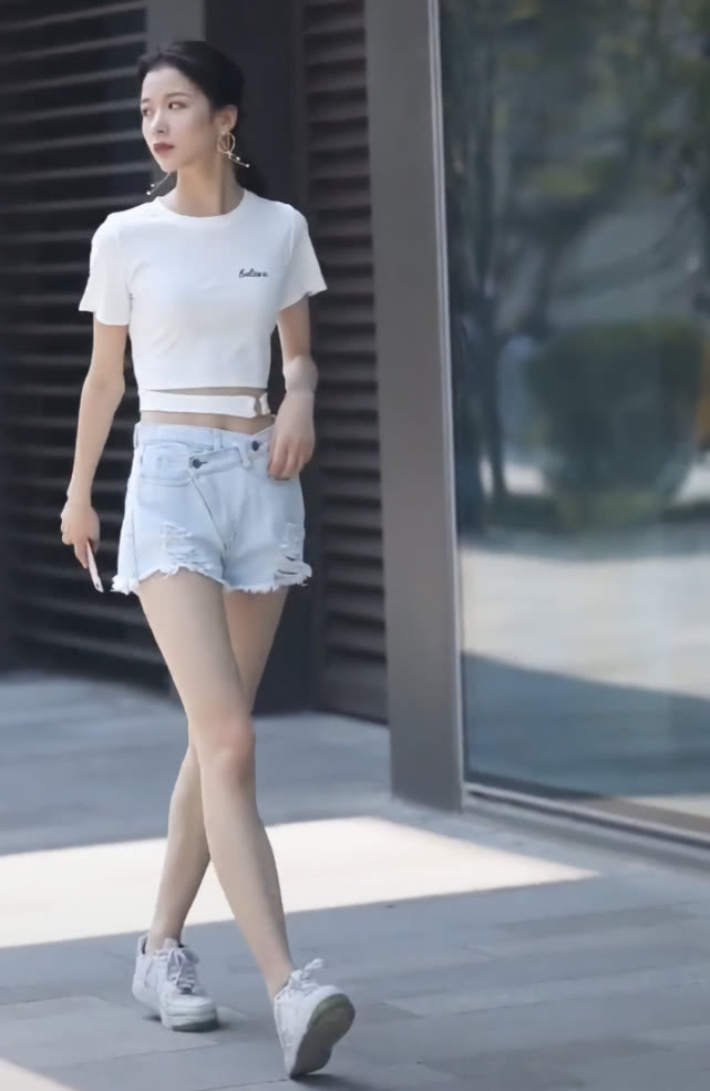 肚脐 普通短袖该淘汰了,小姐姐绑线短T超显瘦,搭牛仔凹出“纸片腰”