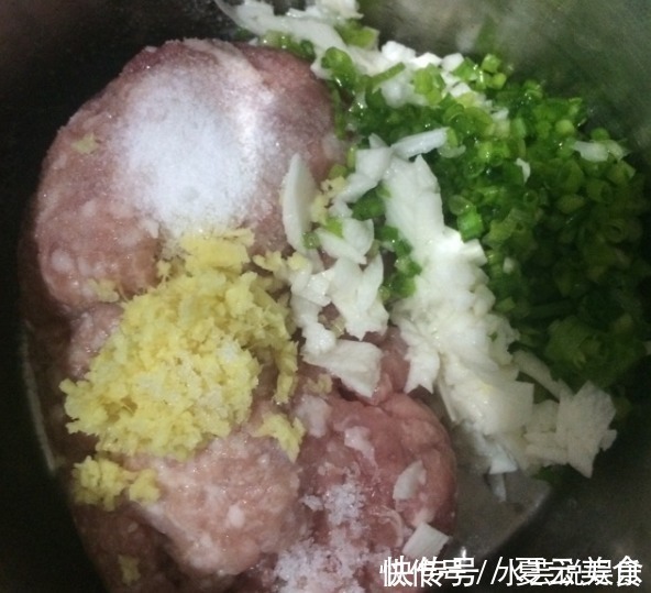 炸丸子,加淀粉是大错!外婆教我加点它,金黄酥脆,鲜嫩不油腻!