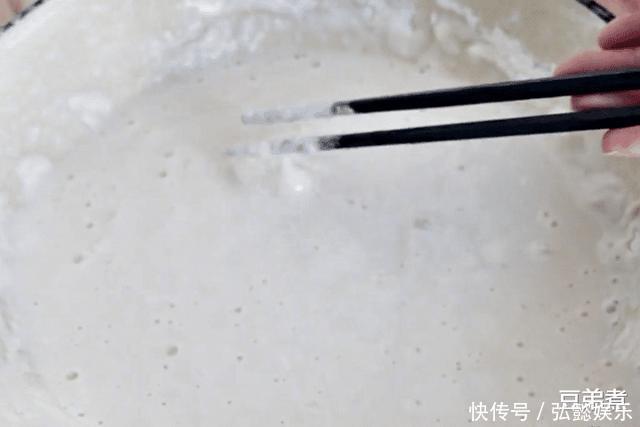 想吃煎饼果子别再出去买了,教你在家做,手不沾面,暄软又好吃
