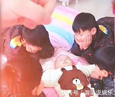 哥哥|自从二胎生了个妹妹,四胞胎哥哥就变成如此傻样,瞧后不淡定