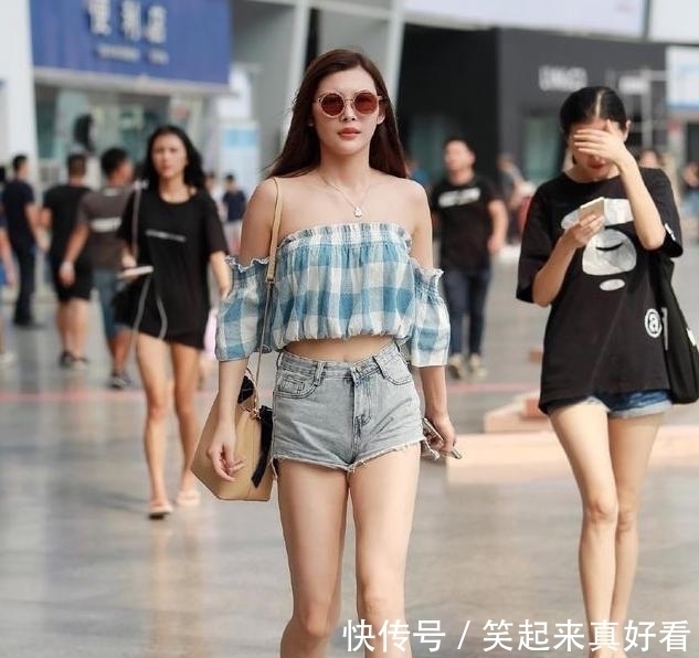 打底裤 “葫芦”身材的打底裤美女,选择时髦装扮,显得瘦高