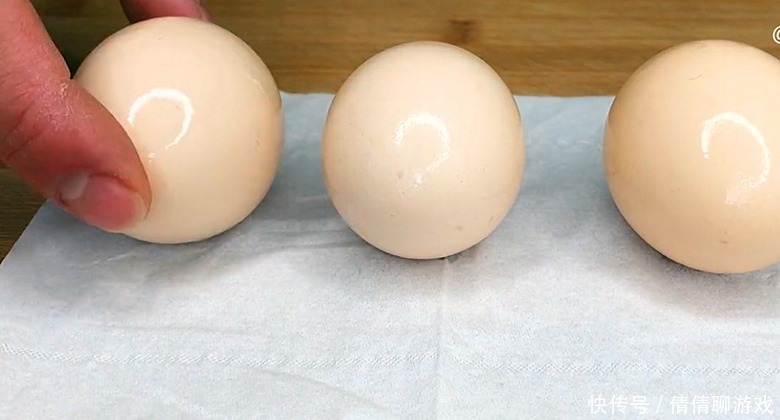 快速腌鸡蛋的做法，我们家每次都是这么腌的，个个流油，太好吃了