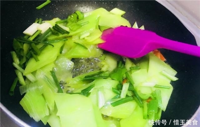  油腻|油腻吃多了，赶紧来一盘清爽的素炒莴笋，好看又好吃！