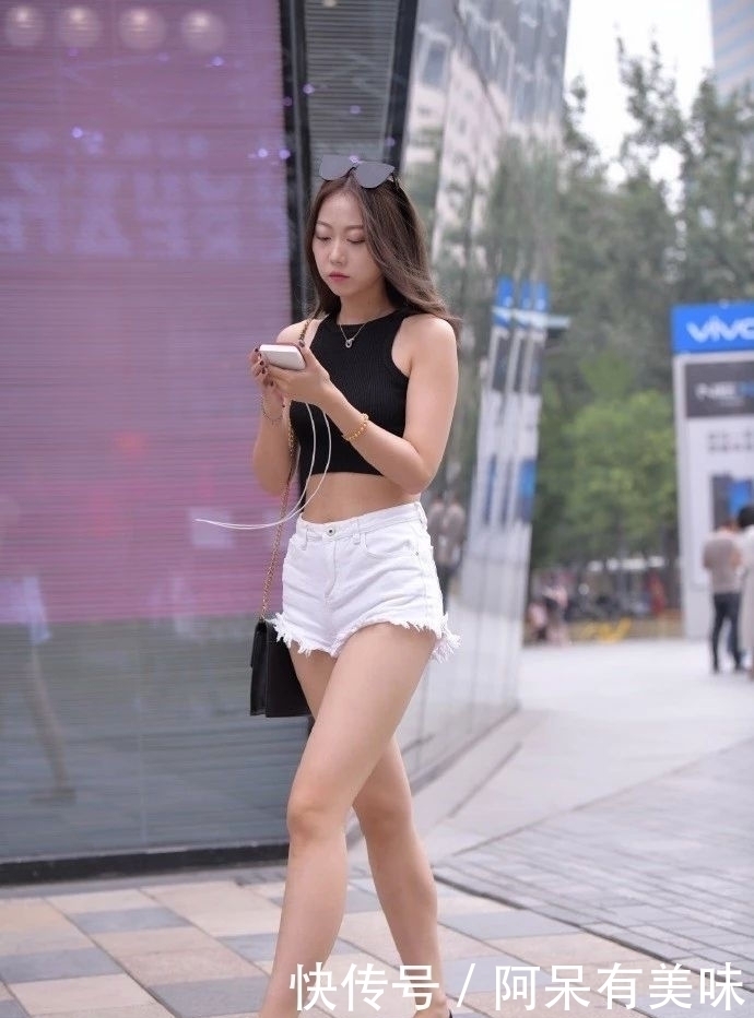 街拍偶遇不穿内衫的小姐姐，粉色V领衫，谁与争锋