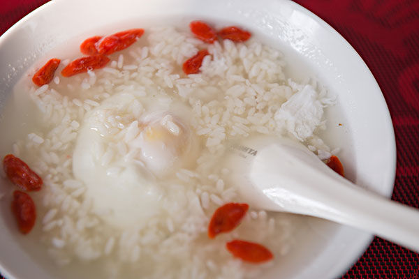 自酿糯米酒对身体好处多多,制作简单易学大家都可试试!