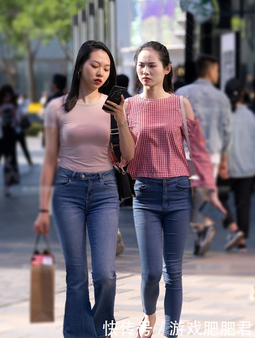 陪伴|出门逛街少不了闺蜜陪伴，个性的穿搭让你展现出专属风采