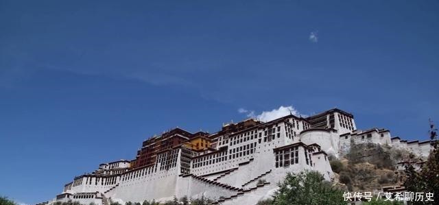 马布里山上著名的宫堡建筑群是藏族古建筑艺术精华