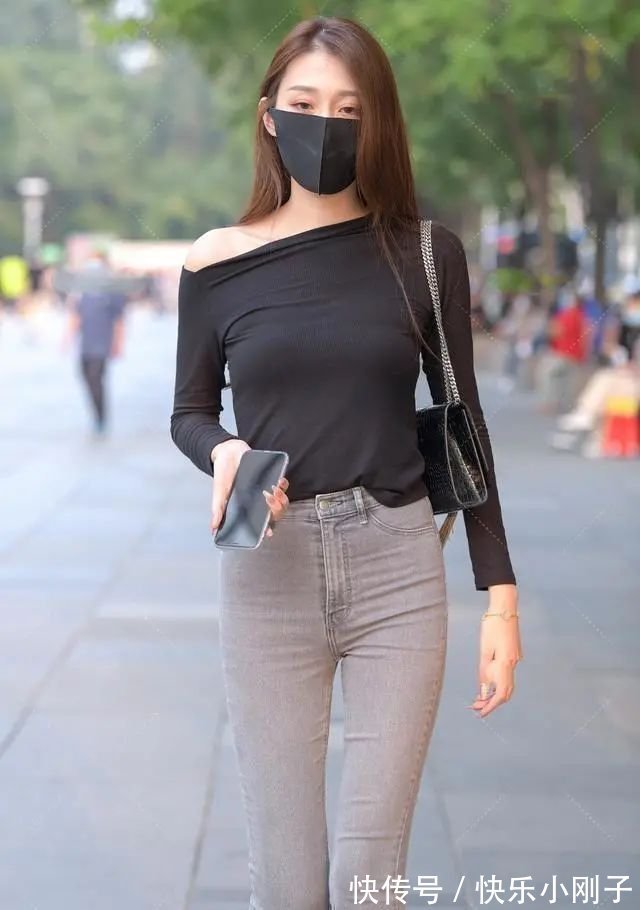 高跟鞋 黑色露肩上衣搭配灰色打底裤,轻盈软糯,提升时尚度