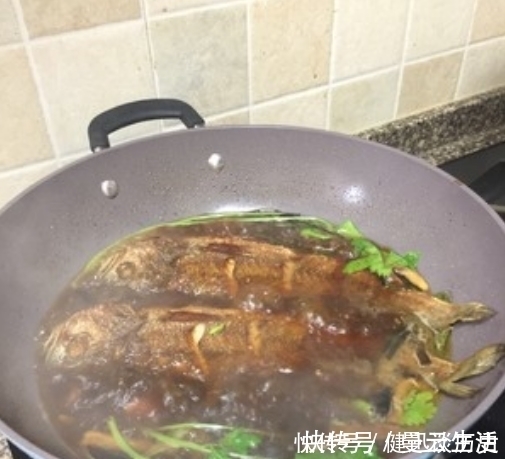 煎鱼，直接下锅就错了！破皮还煎糊，多做一件事，不破不粘还鲜嫩