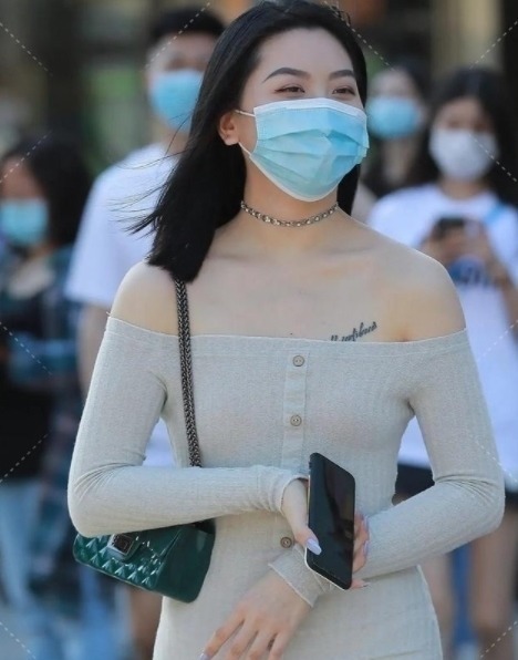 脸部 女孩要展示优美的身材,选一个字肩短裙,效果真不错