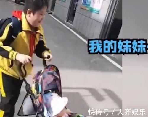 二胎家庭|小男孩路上“遛妹妹”,逢人就炫耀自己有妹妹,爸妈哭笑不得