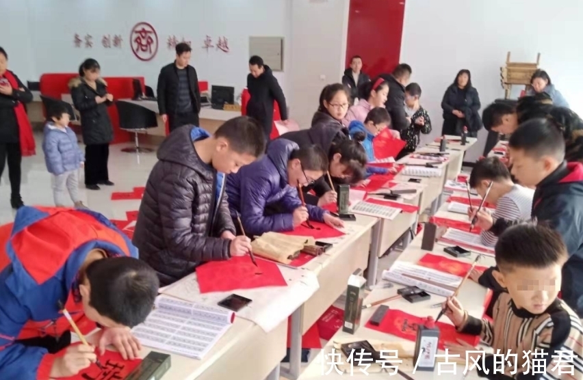 佳对#厕所贴出上联:“大开方便之门”,此人对出下联,堪称经典佳对