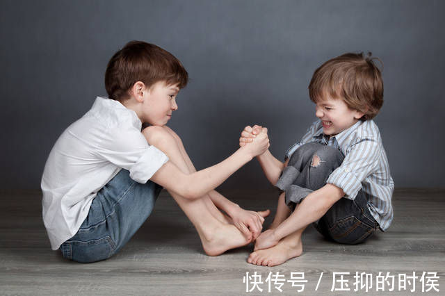 老二|弟弟“伺候”姐姐穿衣洗漱,二胎家的这种“暖”,羡慕不来