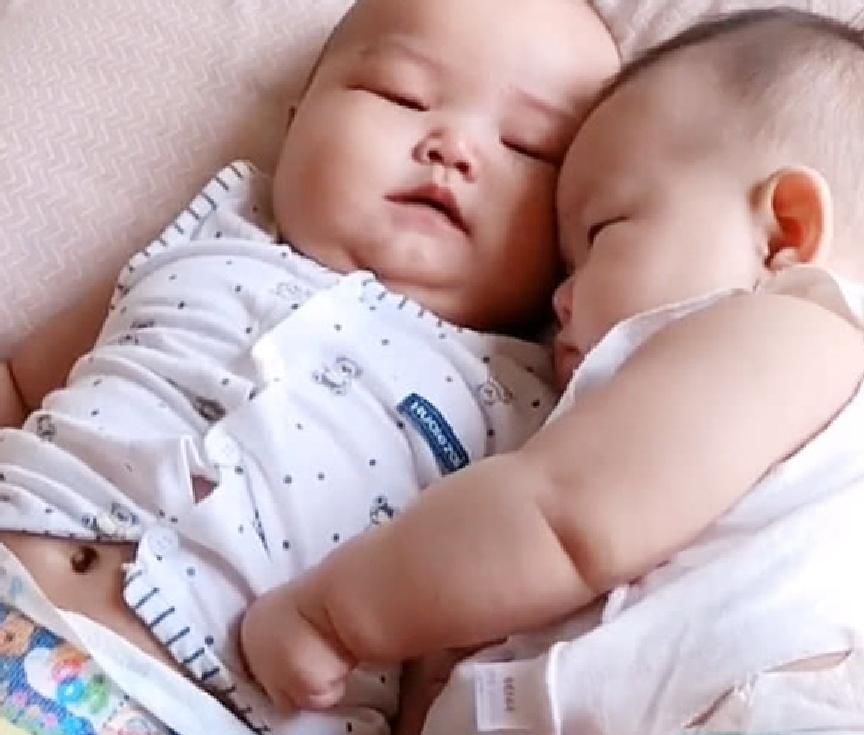 宝宝|双胞胎宝宝吵架,都是奶凶奶凶的,网友:两个穿纸尿裤的谁怕谁