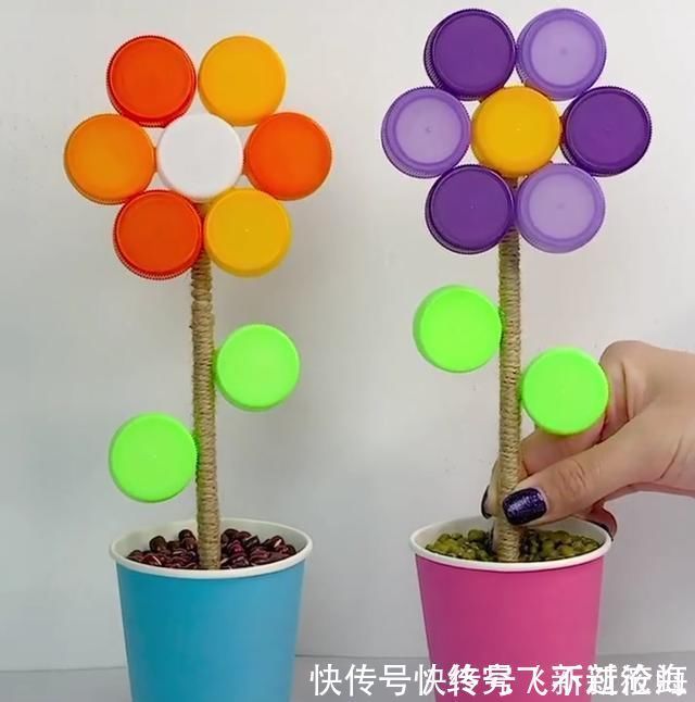 饮料瓶盖也很有用，手工教他们用纸杯做“花盆”，孩子们也