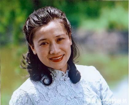 一生演唱800多首歌,丈夫去世12年,她不舍下葬将骨灰摆放在卧室