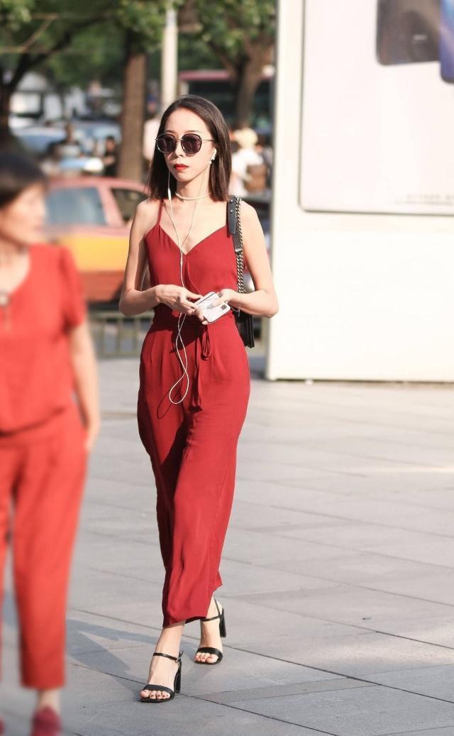 休闲 精美大气又非常清爽的感觉,牛仔裤展现简洁的休闲风格