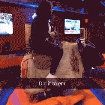 |搞笑GIF:姑娘长点心吧 对面住的可都是单身汉啊