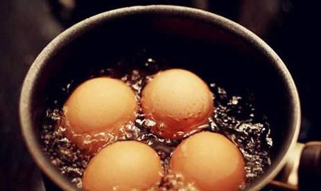 蛋壳|关于鸡蛋的小秘密，“白壳蛋”和“红壳蛋”的差别，营养白丢了