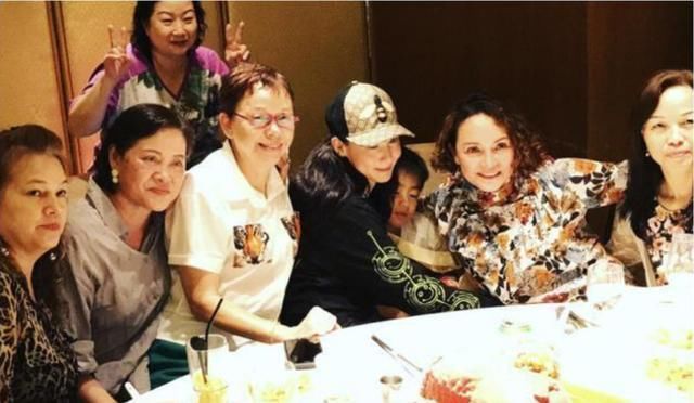 差别|同学聚会,早生孩子与晚生孩子的差别一目了然,全写在脸上