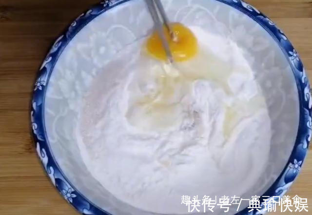 早餐别再出去买了，面粉里打1个鸡蛋，筷子搅一搅，2分钟就能吃