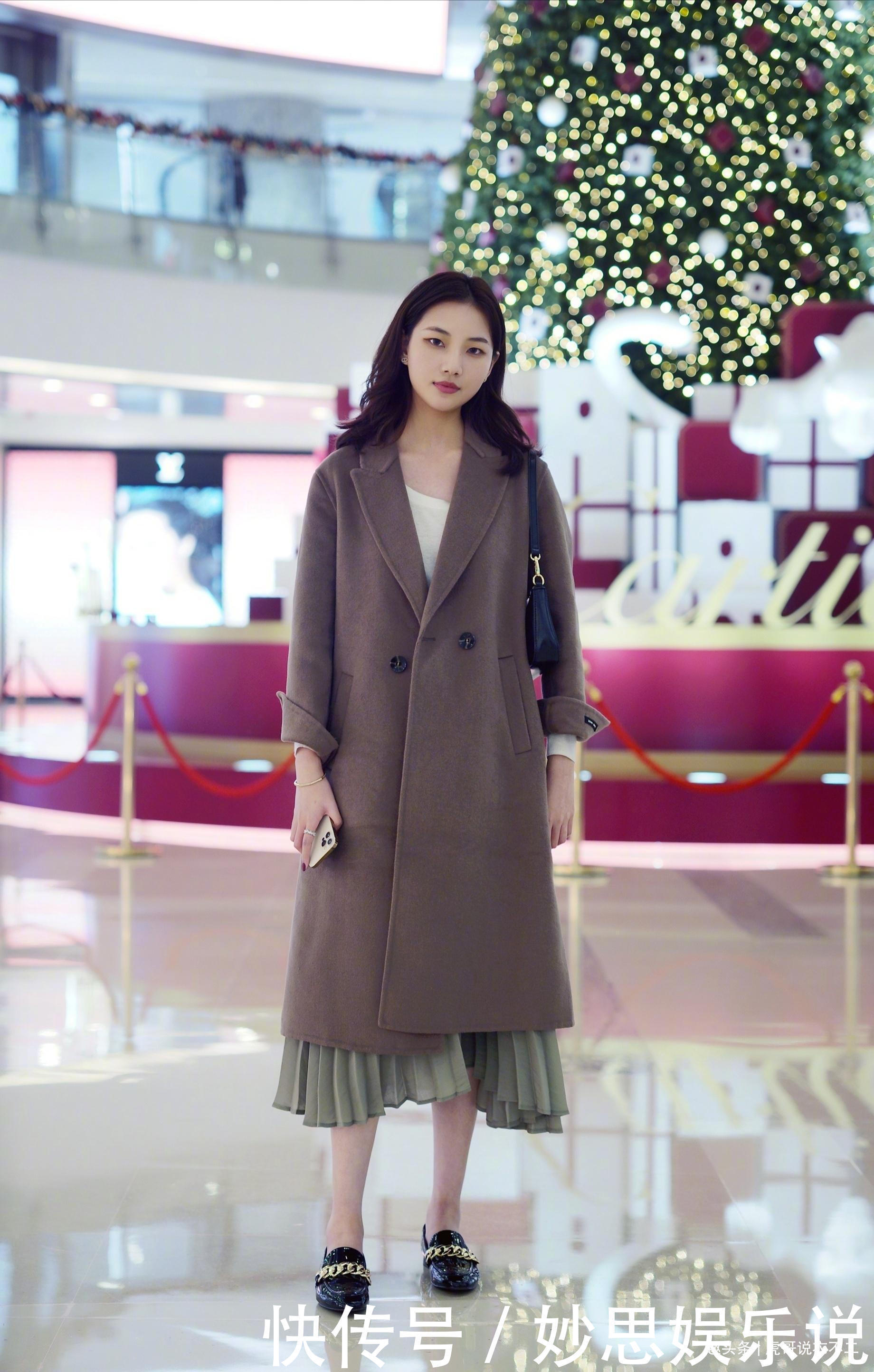 冬装怎么搭才好看又迷人看看街拍达人怎么穿，轻松变身时髦精