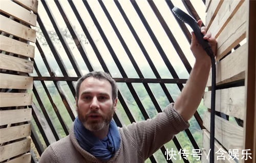 小菜园|他用40棵松树,在荒山野林建起小屋,屋顶种菜生活自给自足