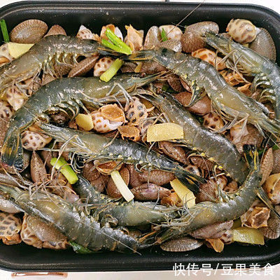翻山越岭只为这道不加一滴水的盐焗海鲜??鲜到掉眉毛