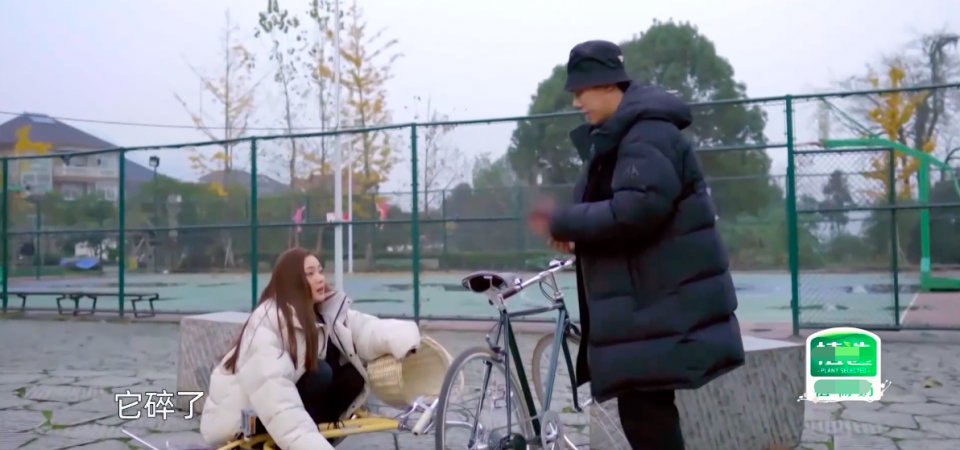 張天愛的“迷惑”行為！送男嘉賓搓澡巾，騎車掉鏈子把自己摔水坑