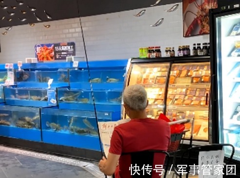 超市|老父亲沉迷钓鱼，女儿在超市为父亲承包鱼缸，网友：果然人性化！