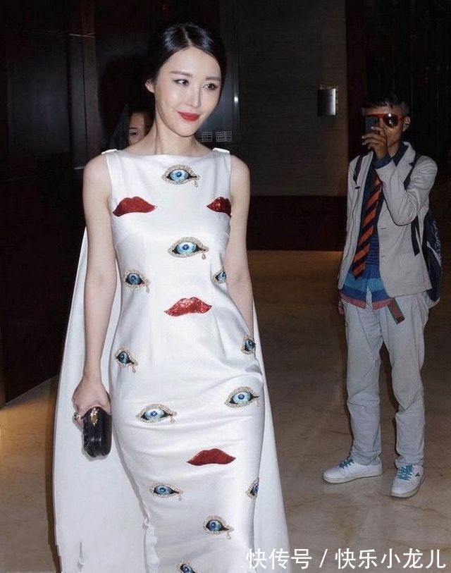 身材比例 美女毛绒上衣搭配牛仔裤,穿搭出优雅大气的名媛范